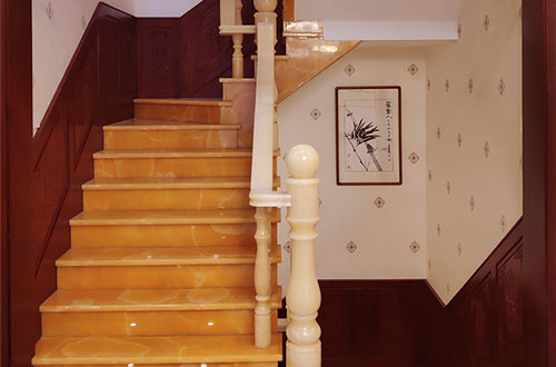 泗水中式别墅室内汉白玉石楼梯的定制安装装饰效果