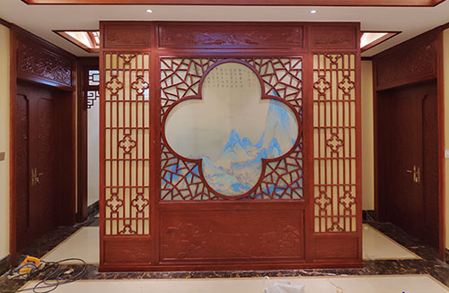 泗水会所室内装修中式仿古实木屏风隔断展示